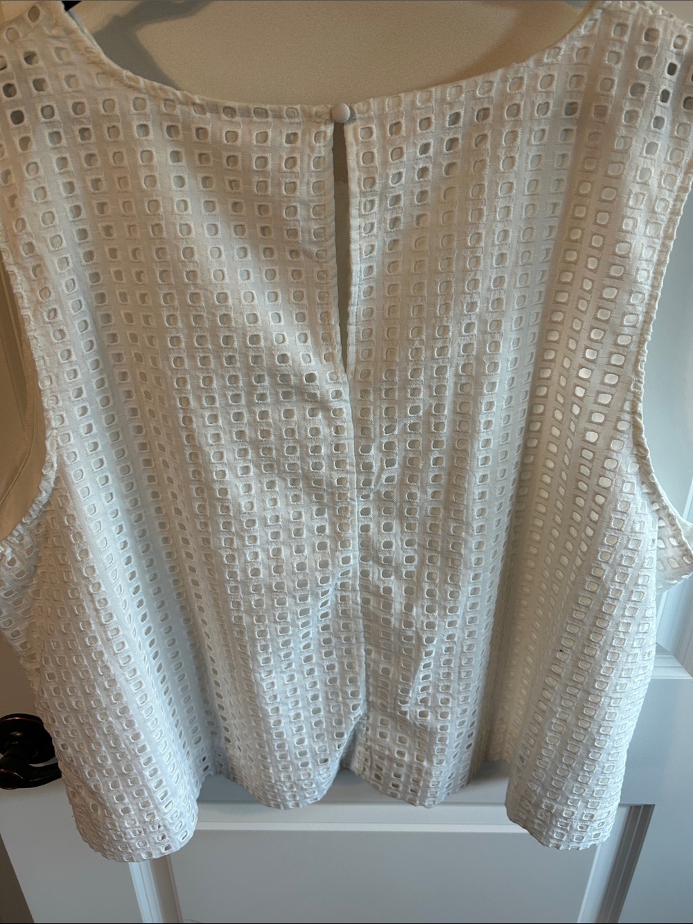 Kate spade x target Women's White Eyelet Sleeveless Top. 0089 - Picture 4 of 4
